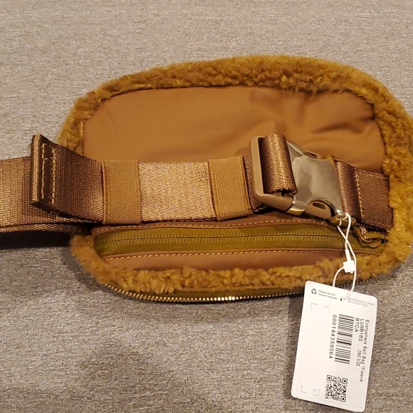 Everywhere Belt Bag- fleece - Picture 3 of 3